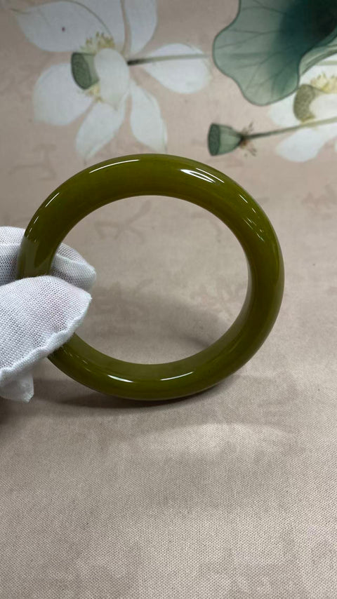 Gelang giok Xiuyan warna "alpukat" yang indah; Diameter 65,1 mm; lebar: 14,5 mm. Semua batu terbentuk secara alami, gratis ongkos kirim dan pajak.