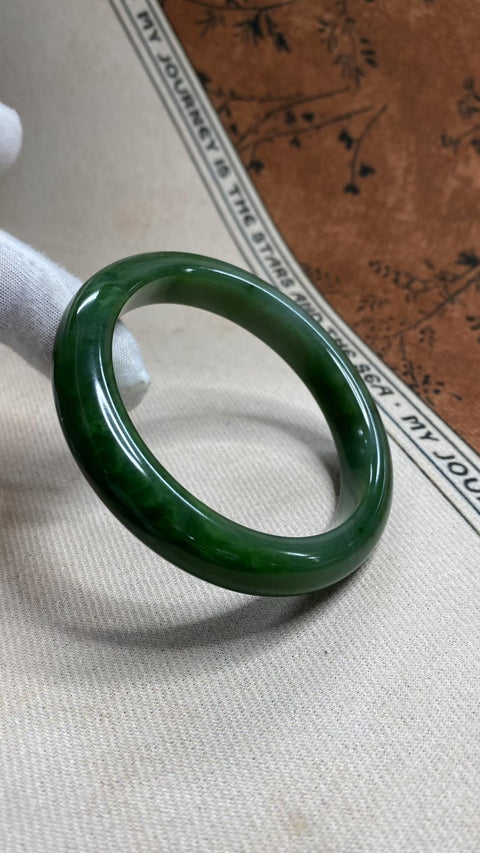 Giok Hetian istimewa—gelang giok berwarna hijau bayam; warna hijau yang indah. Diameter 58,5 mm; lebar: 11,5 mm. Semua batu terbentuk secara alami. Gratis ongkos kirim dan pajak.
