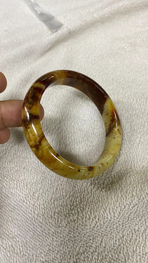 Gelang giok bunga giok Xiuyan yang indah, diameter 60,6mm, lebar 13,5mm, giok dihasilkan secara alami, polanya acak, termasuk pajak pengiriman