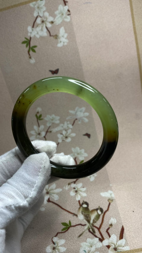 Gelang giok Xiuyan yang indah dengan efek warna gradasi; Diameter 56,6 mm, Lebar sisi 10,3 mm. Semua batu terbentuk secara alami, gratis ongkos kirim dan pajak.