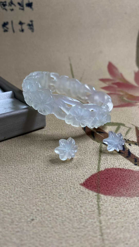 Set perhiasan giok Xiuyan yang indah ini terdiri dari gelang (diameter dalam 55,2 mm, lebar samping 16 mm) dan anting-anting (12 mm). Terbuat dari perak sterling 925, semua batu alam. Biaya pengiriman dan pajak sudah termasuk.