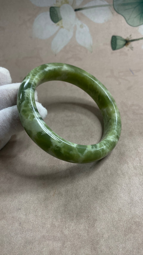 Gelang giok minyak tua giok Xiuyan yang indah, giok hijau mengambang, kekayaan seumur hidup, setiap gaya memiliki warna yang unik, diameter dalam: 60,1mm, lebar samping 14,3mm, batu alam dihasilkan secara alami, polanya acak