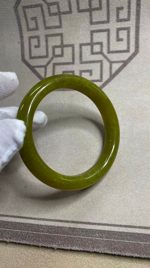 Gelang giok Xiuyan berbentuk alpukat yang indah, diameter dalam: 65 mm, lebar samping: 13,5 mm. Semua batu terbentuk secara alami. Biaya kirim dan pajak sudah termasuk.