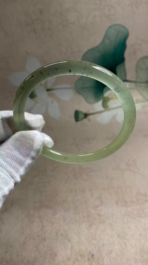 Liontin giok Xiuyan "Beauty" yang indah, diameter dalam: 62,5 mm, tebal liontin: 8 mm. Semua batu terbentuk secara alami. Harga sudah termasuk ongkos kirim dan pajak.