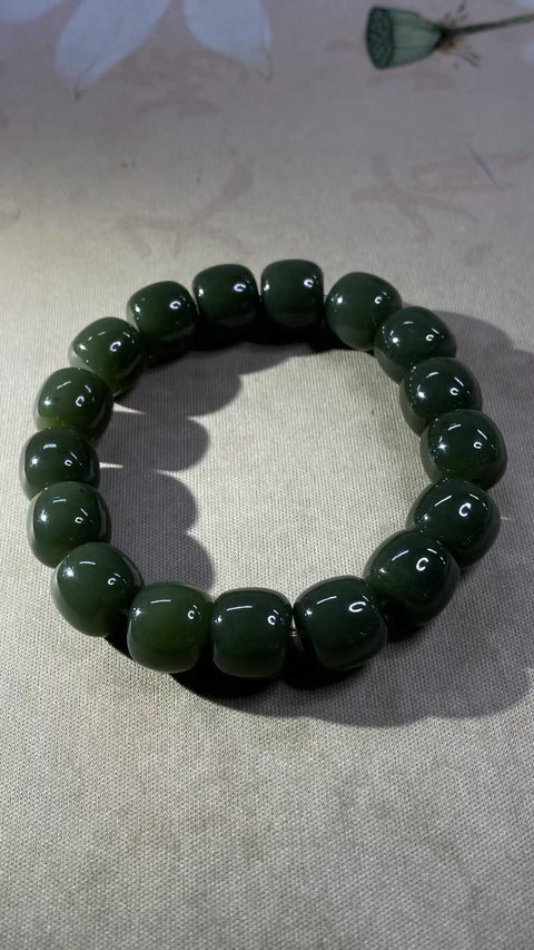 Gelang giok Hetian yang indah, dengan tekstur hangat dan berkilau serta struktur yang seragam. Dimensi: 12,2 x 11 mm. Biaya pengiriman dan pajak sudah termasuk.