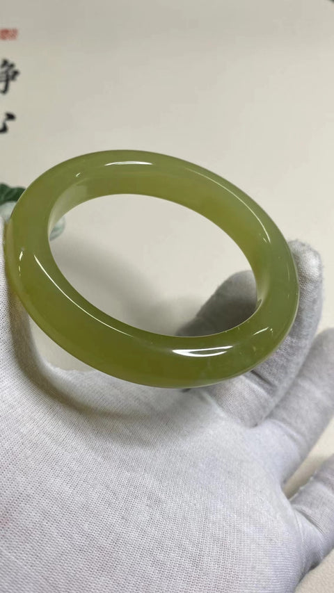 Gelang Kuning Mentega Ayam Giok Cui Giok Alami Ukuran 59-61mm Ukuran 60.6mm Lebar Samping 13.2mm Batu giok ini terbentuk secara alami dan polanya acak Sudah termasuk pajak pengiriman.