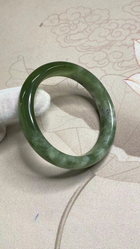 Gelang cui giok Cui giok hijau tua penuh minyak tua yang indah, nilai uang yang sangat baik, nilai uang yang luar biasa ukuran 58.1mm, lebar sisi 13mm, harga jual kedua Giok adalah pola yang muncul secara alami secara acak Termasuk ongkos kirim dan pajak