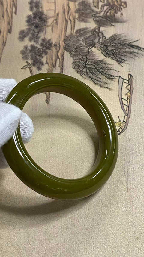 Gelang Alpukat Giok Halus Ukuran 56-58mm Ukuran 57.5mm Lebar Sisi 13.7mm Giok ini terbentuk secara alami dan polanya acak Sudah termasuk pajak pengiriman.
