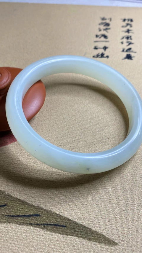 Gelang Mulut Besar Giok Halus Ukuran 68.1mm Lebar 13.4mm Giok terjadi secara alami Pola acak Termasuk pajak pengiriman.