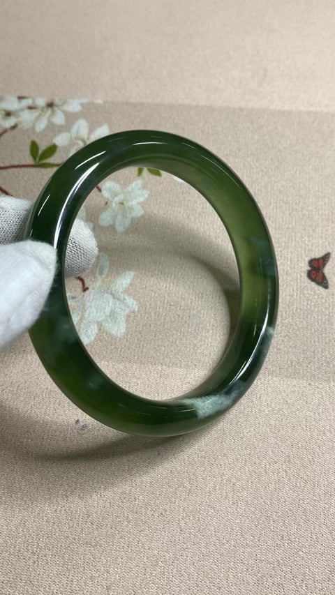 Gelang Bahan Giok Cui Alami 180 Ukuran Gelang 61-63mm Ukuran 62.3mm Lebar Sisi 12.3mm Giok terbentuk secara alami Pola acak Pengiriman dan pajak sudah termasuk.