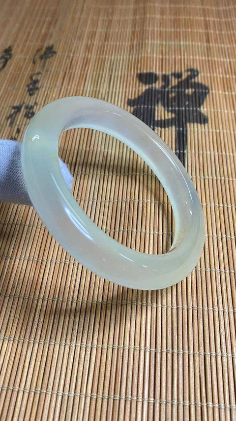 Gelang Es Giok Cui Giok Alami Ukuran 54-56mm Ukuran 54.9mm Lebar Sisi 10.8mm Giok ini semuanya terjadi secara alami Pola acak Pengiriman dan pajak sudah termasuk.