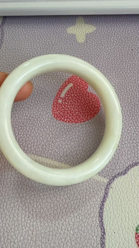 Gelang giok Xiuyan yang indah, diameter dalam: 52 mm, lebar tepi: 10,8 mm. Batunya terbentuk secara alami, dan polanya acak. Biaya kirim dan pajak sudah termasuk.