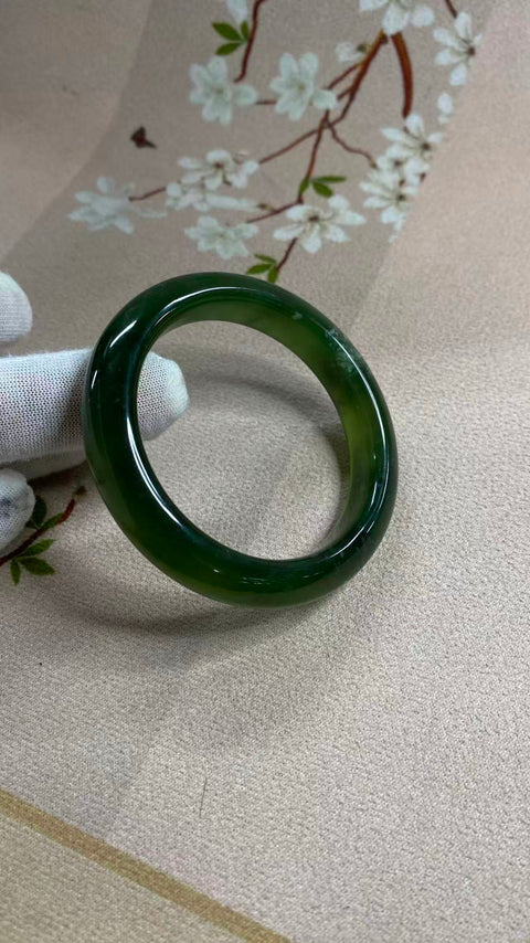 Gelang giok Xiuyan yang indah, bahan 180mm dengan warna hijau mengambang, diameter dalam: 56mm, lebar tepi: 11,3mm. Semua batu terbentuk secara alami, polanya acak. Biaya pengiriman dan pajak sudah termasuk.