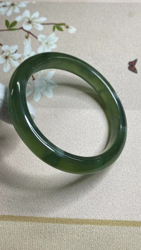 Gelang Giok Cui Giok Hijau Penuh Gelang Giok Terapung Ukuran 61-63mm Ukuran 62.4mm Lebar Samping 11.4mm Giok ini terbentuk secara alami Pola acak Sudah termasuk ongkos kirim dan pajak.