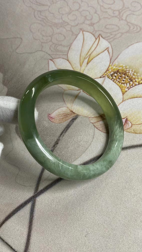 Gelang Giok Ciu Alami Ukuran 61-63mm Ukuran 62.8mm Ukuran 12.6mm Giok adalah batu giok yang terbentuk secara alami Pola acak Termasuk ongkos kirim dan pajak