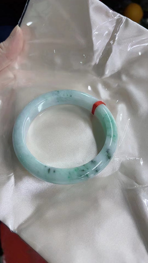 Gelang Jadeite Alami Bahan Pit Tua Gaya Bawah halus dan hangat Gaya Elegan dan elegan Ukuran 60mm Batu giok terjadi secara alami Pola acak Termasuk pajak pengiriman.
