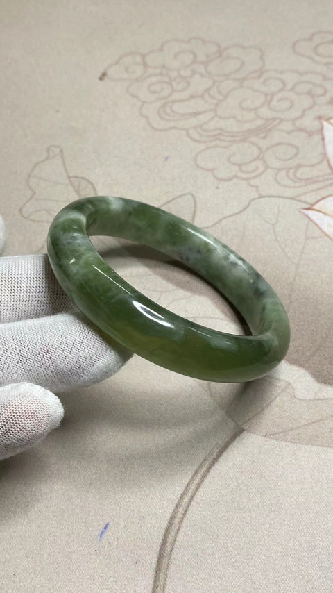 Gelang cui giok Cui giok hijau tua penuh minyak tua yang indah, nilai uang yang sangat baik, nilai uang yang luar biasa ukuran 58.1mm, lebar sisi 13mm, harga jual kedua Giok adalah pola yang muncul secara alami secara acak Termasuk ongkos kirim dan pajak