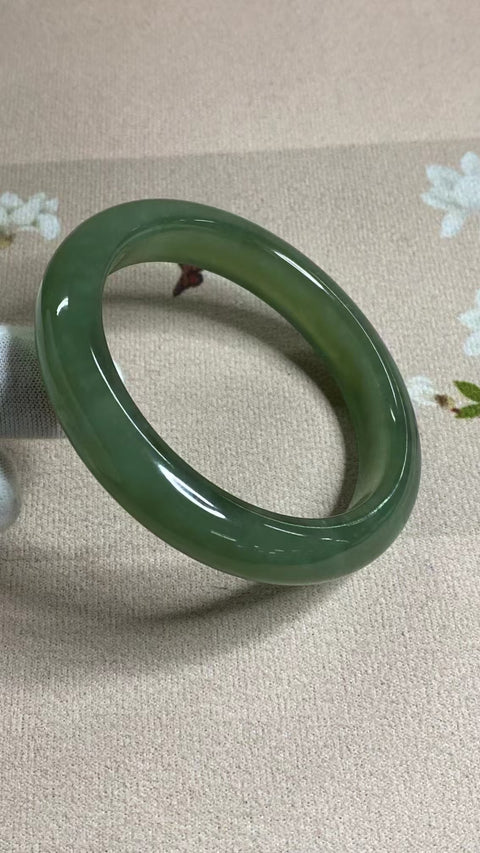 Gelang Giok Cui Alami Ukuran 60-62mm Ukuran 61.8mm Lebar Sisi 12.5mm Giok terjadi secara alami Pola acak Pengiriman dan pajak sudah termasuk.