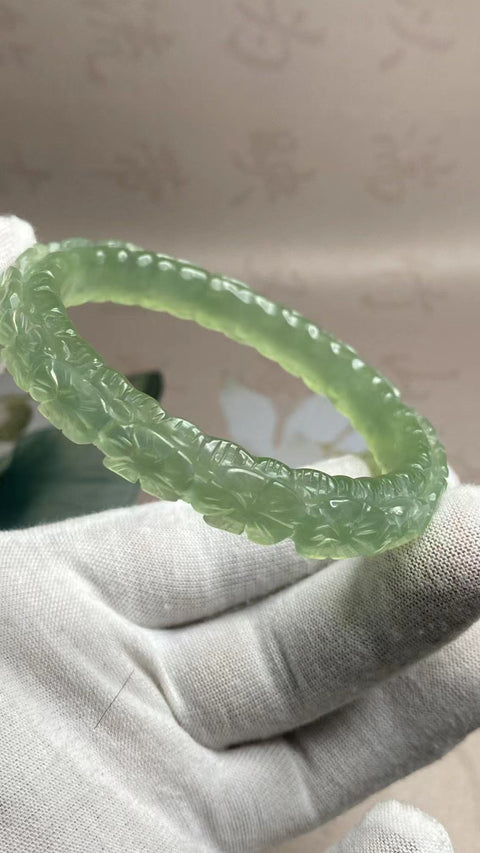 Gelang Bunga Ukiran Batu Giok Cui Giok Es Hijau Ukuran 59-61mm Ukuran 60.6mm Lebar Sisi 11mm Batu giok terjadi secara alami Pola acak Termasuk Pajak Pengiriman