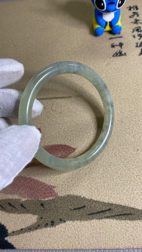 Gelang Giok Ciu Alami Ukuran 59-61mm Ukuran 60.3mm Harga Detik Giok adalah semua pola alami dan acak Pengiriman dan pajak sudah termasuk.