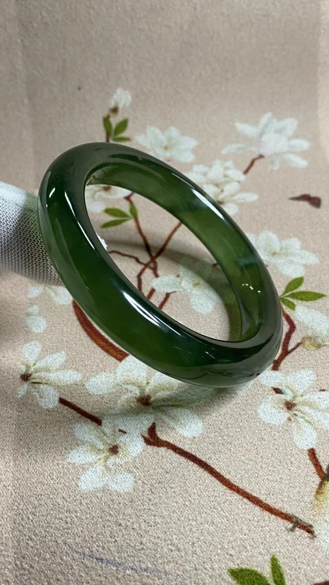 Gelang Bahan Giok Cui Alami 180 Ukuran Gelang 53-55mm Ukuran 54.7mm Lebar Sisi 11.5mm Giok terbentuk secara alami Pola acak Pengiriman dan pajak sudah termasuk.