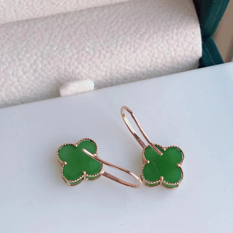 Anting Jasper Clover Alami Gaya sederhana dan murah hati dengan pengaturan emas 18k Giok bersih dan halus serta hangat; Ukuran 10 * 10mm Pengiriman dan pajak sudah termasuk