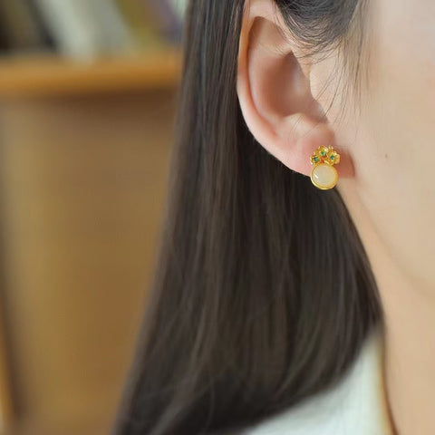 2831-2 Anting Bunga Plum Giok Hetian Alami 925 Tatahan Perak Ukuran 6 * 6mm Giok yang halus dan hangat Sudah termasuk ongkos kirim dan pajak.