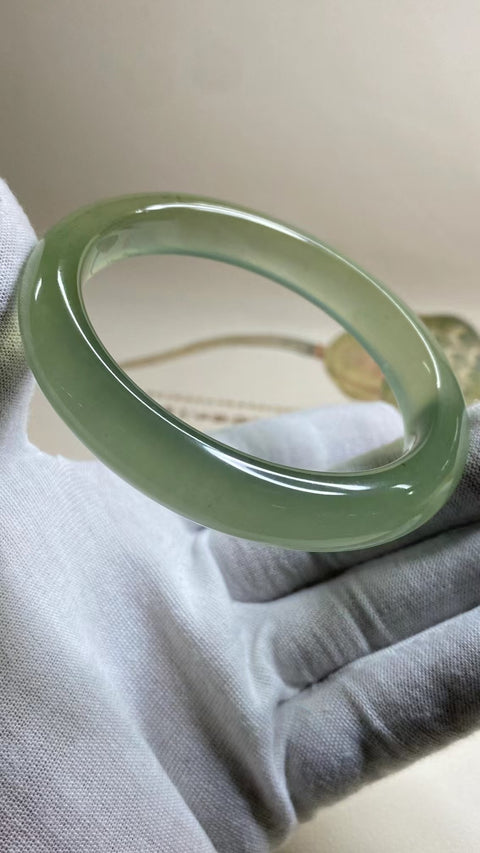 Gelang Hijau Es Giok Cui Giok Alami Ukuran 60-62mm Ukuran 61.5mm Lebar Sisi 12.1mm Giok terjadi secara alami Pola acak termasuk pajak pengiriman