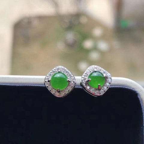 Anting-anting Giok Jasper Alami Giok bersih, halus dan hangat dengan warna yang indah Ukuran 5mm Ditetapkan dalam 925 Perak Sudah termasuk pajak pengiriman.