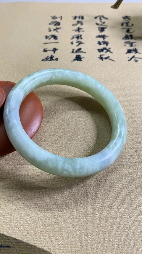 Gelang Giok Cui Giok Minyak Tua Ukuran 57-59mm Ukuran 58.5mm Lebar Sisi 10mm Giok ini terbentuk secara alami dan polanya acak Sudah termasuk pajak pengiriman.