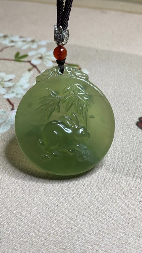 Liontin Kelinci Hijau Es Giok Cui Jade Ukiran Tangan Ukuran 45 * 11.2mm Sudah termasuk pajak pengiriman