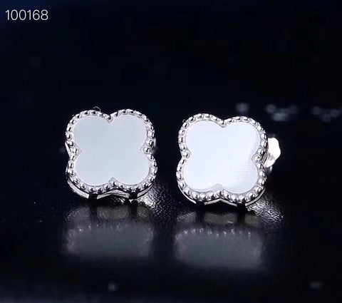 Anting-anting semanggi empat daun giok putih Hetian Gioknya bersih dan halus, serta gayanya sederhana dan elegan, termasuk pajak pengiriman.