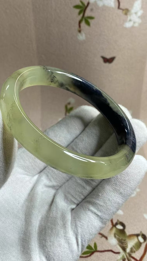 Gelang Lukisan Warna Musim Semi Giok Cui Giok Alami Ukuran 61-63mm Ukuran 62.6mm Lebar Sisi 12.1mm Giok semuanya terjadi secara alami Pola acak termasuk pajak pengiriman