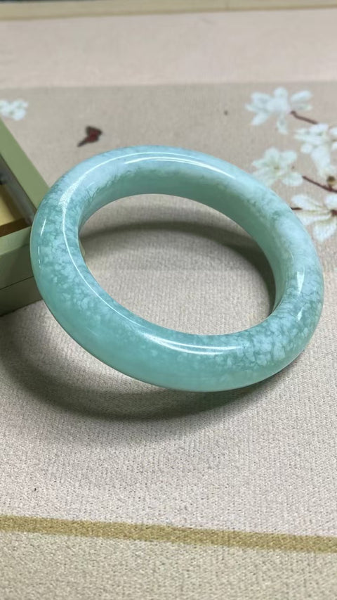 Gelang Jelly Celestite Giok Cui Jade Alami Ukuran 51-53mm Ukuran 52.6mm Lebar Sisi 12.8mm Giok ini semuanya terbentuk secara alami Pola-polanya acak Sudah termasuk ongkos kirim dan pajak.