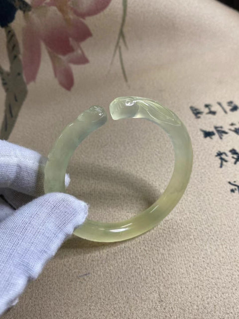 Gelang Kelinci Berukir Giok Cui Giok Berukir Tangan bersih, halus dan hangat Ukuran 55-57mm Ukuran 56.8mm Lebar Samping 9.7mm Termasuk Pajak Pengiriman.