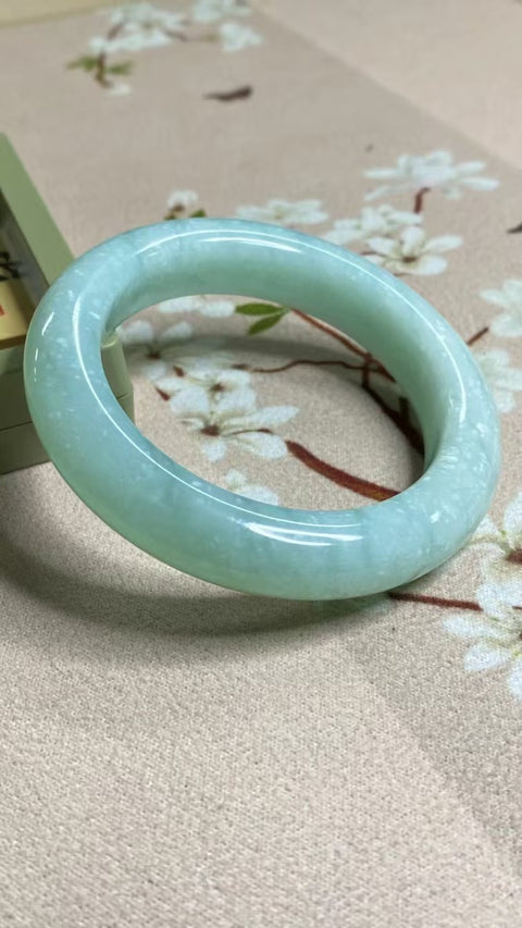 Gelang Jelly Celestite Giok Cui Jade Alami Ukuran 53-55mm Ukuran 54.5mm Lebar Sisi 12.5mm Giok terjadi secara alami Pola acak termasuk pajak pengiriman