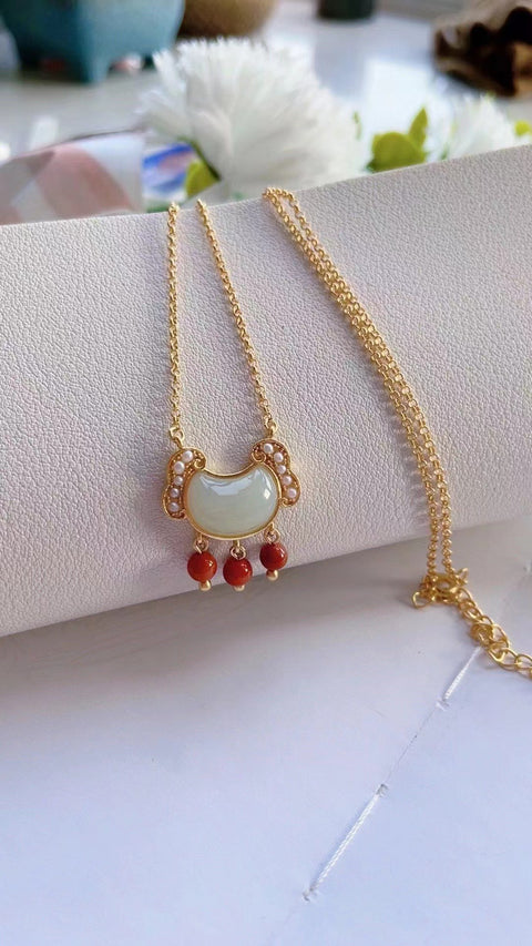 Kalung Giok Hetian Alami yang terbuat dari perak 925 Ukuran 1,8 * 0,9 mm Giok bersih, halus, dan hangat Sudah termasuk ongkos kirim dan pajak.