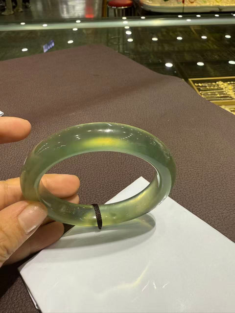 Gelang bunga es hijau giok Xiuyan! Diameter dalam: 58mm Batu alam terbentuk secara alami, polanya acak. Pajak pengiriman sudah termasuk.