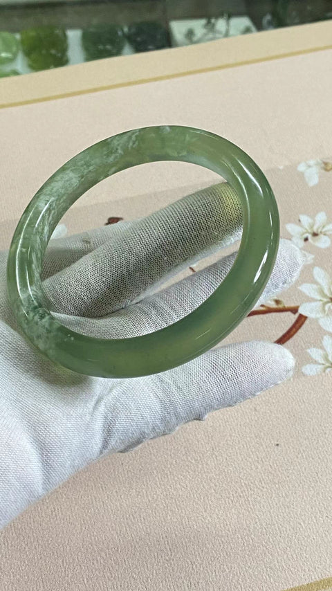 Gelang Gelang Giok Cui Giok Hijau Titi Ukuran 63-65mm Ukuran 64.8mm Lebar Samping 12.8mm Giok ini terbentuk secara alami dan polanya acak Sudah termasuk ongkos kirim dan pajak.