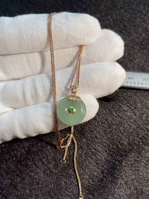 Kalung Gesper Perdamaian Jadeite Alami Pengaturan Emas 18k Ukuran 16.2 * 16.2 * 5mm Warna yang Indah Pengiriman Pajak sudah termasuk.