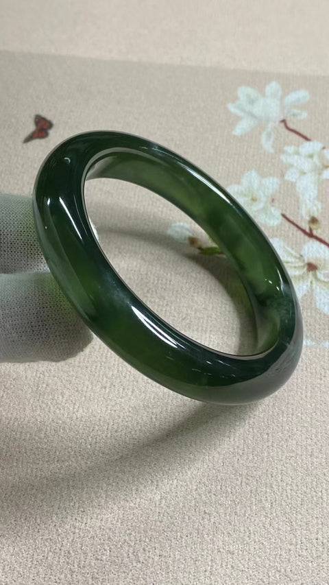 Gelang Bahan Fine Jade 180 Ukuran Gelang 55-57mm Ukuran 56.5mm Lebar 11.8mm Batu giok terbentuk secara alami Pola acak Sudah termasuk pajak pengiriman.