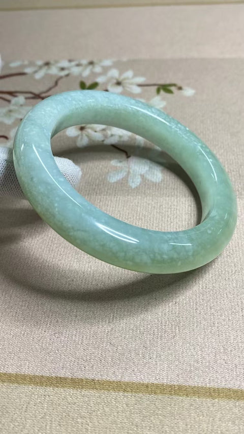 Gelang Es Batu Giok Cui Giok Abu-abu Alami Ukuran 59-61mm Ukuran 60.3mm Lebar Sisi 12.4mm Batu giok terbentuk secara alami Pola acak Pengiriman dan pajak sudah termasuk.