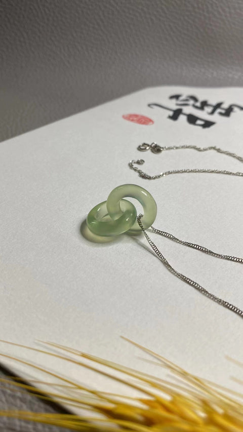 Kalung giok alami berwarna hijau es dengan cincin yang saling bertautan, terbuat dari perak 925, gaya yang indah, sudah termasuk pajak pengiriman.