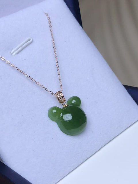 Kalung Jasper Mickey Mouse alami dengan pengaturan emas 18 karat Ukuran 16 * 15 * 15mm Giok halus dan hangat, gaya yang indah Pengiriman dan pajak sudah termasuk.