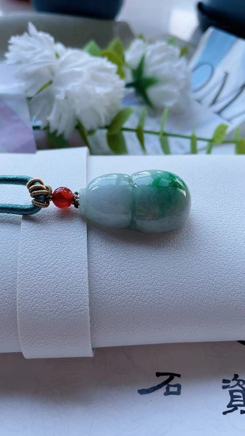 Liontin Labu Jadeite Alami Bahan Lubang Tua Bagian bawah halus dan hangat, penuh dengan kepala air Ukuran 3.3 * 1.6cm Termasuk ongkos kirim dan pajak