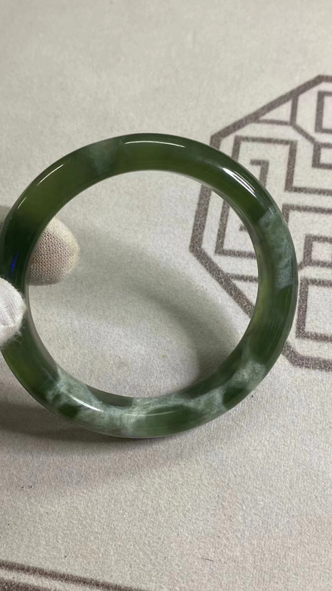 Gelang Hijau Zamrud Cui Giok Alami Ukuran 63-65mm Ukuran 64.1mm Lebar Sisi 12.9mm Giok terjadi secara alami Pola acak Pajak pengiriman sudah termasuk.