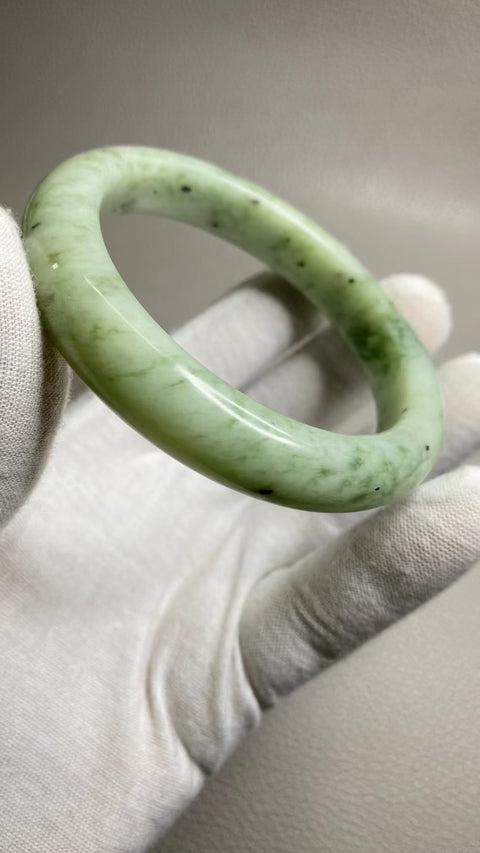 Gelang Giok Cui Giok Minyak Tua Ukuran 61-63mm Ukuran 62.7mm Lebar Sisi 13.3mm Giok terjadi secara alami Pola acak Sudah termasuk pajak pengiriman No. 202410130957