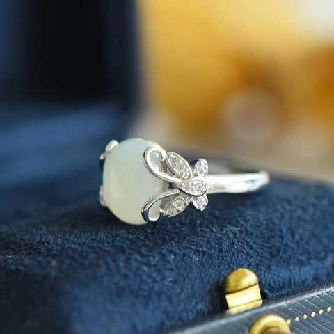Cincin Kupu-Kupu Giok Hetian Alami yang terbuat dari perak 925, gioknya bersih, halus dan hangat, gayanya indah dan elegan, sudah termasuk pajak pengiriman.
