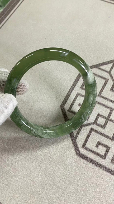 Gelang Gelang Milkcap Titi Giok Hijau Cui Giok Alami Ukuran 62-64mm Ukuran 63.8mm Lebar Sisi 13mm Giok terjadi secara alami Pola acak Termasuk ongkos kirim dan pajak