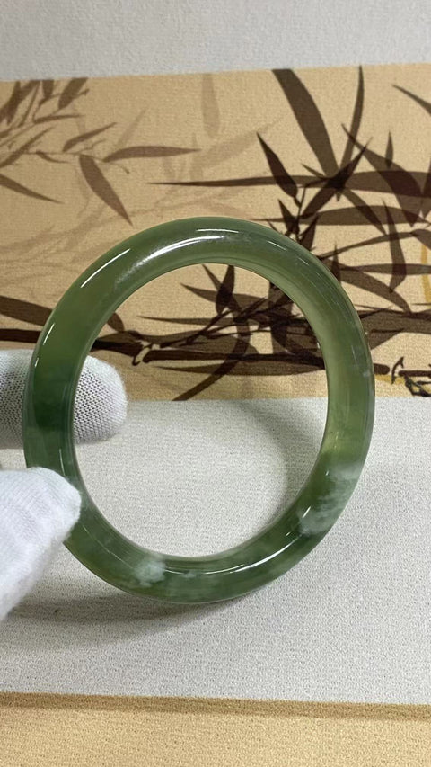 Gelang Bahan Fine Jade 180 Ukuran Gelang 59-61mm 60.5mm 11mm Lebar Sisi Batu giok semuanya alami dan polanya acak Sudah termasuk ongkos kirim dan pajak.